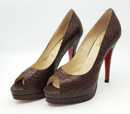 Un paio di scarpe con tacco alto in pelle di serpe