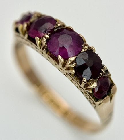 Bague ancienne en or 9 carats, ornée d'améthystes 