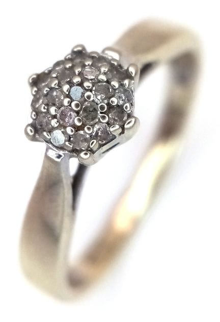 Jolie bague en or blanc 9 carats avec un motif de 