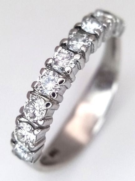 BAGUE EN OR BLANC 14 CARATS, SERTIE DE 9 DIAMANTS.