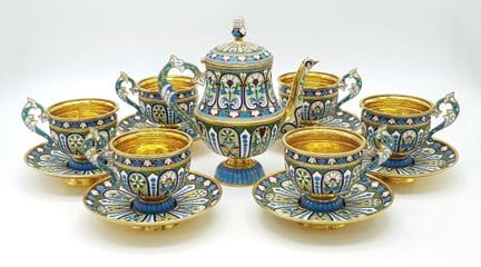 一套大型俄罗斯风格珐琅镀金银茶具。包括：一个茶壶（高约18厘米）、六个茶杯（高约8厘米）及配套茶托。