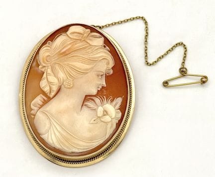 Une grande broche camée vintage en or jaune 9 cara
