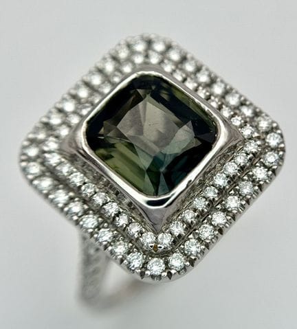 Une bague de cocktail en platine 950, saphir et di