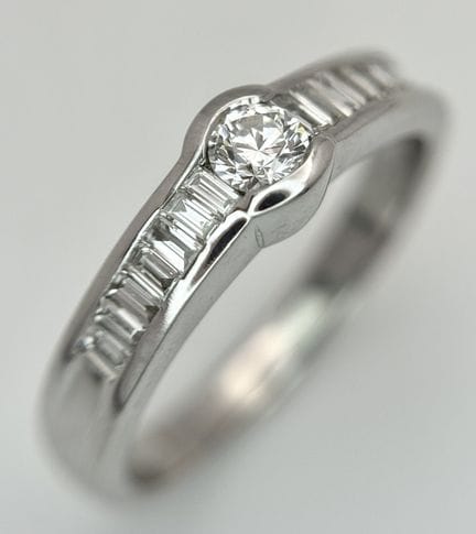 BAGUE EN OR BLANC 18 CARATS, SERTIE DE DIAMANTS. 0