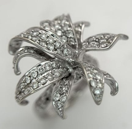 BAGUE EN OR BLANC 18 CARATS, MOTIF FLORAL, SERTIE 