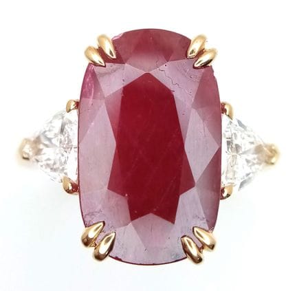Une superbe bague de cocktail en or jaune 18 carat