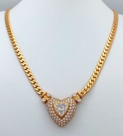 Una splendida e maestosa collana lavalière in oro 