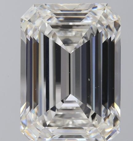 Ein im Labor gezüchteter Diamant im Smaragdschliff
