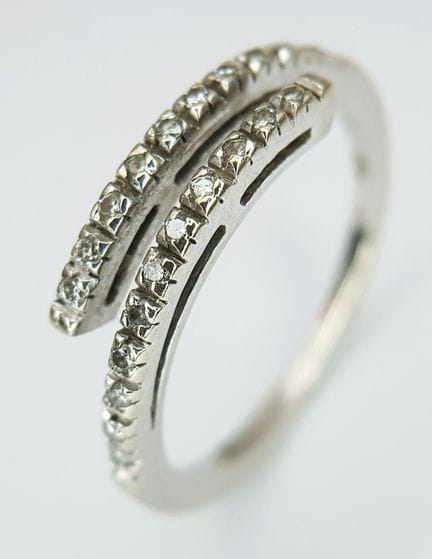 BAGUE CROISÉE EN OR BLANC 18 CARATS, SERTIE DE DIA