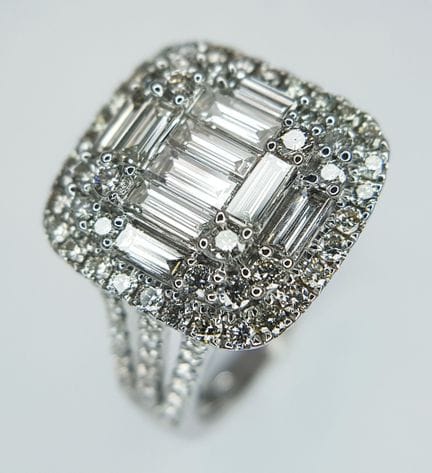 Anillo de gala de oro blanco de 18 quilates con di