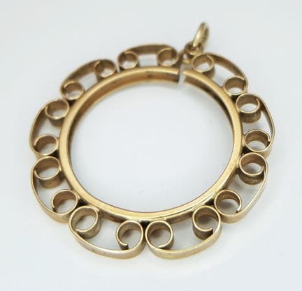 Pendentif « Full Sovereign » en or jaune 9 carats.