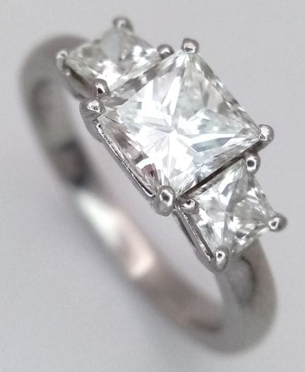 Une superbe bague de cérémonie en platine sertie d