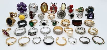 精选的戒指系列，款式精彩纷呈。包含众多吸睛单品，如黄水晶、碧玉、月光石凸面石、锆石、实验室培育欧泊等