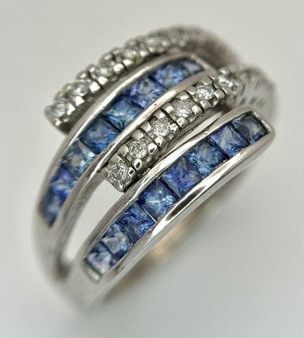 Ein Ring aus 9 Karat Weißgold mit Diamanten und ei