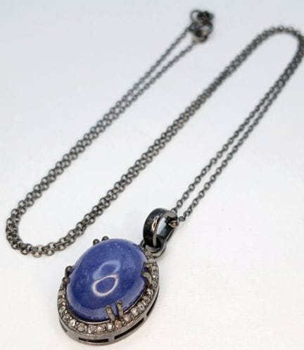 Collier composé d'un pendentif en argent serti d'u