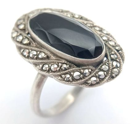 Ein Vintage- oder antiker Ring im Art-Déco-Revival