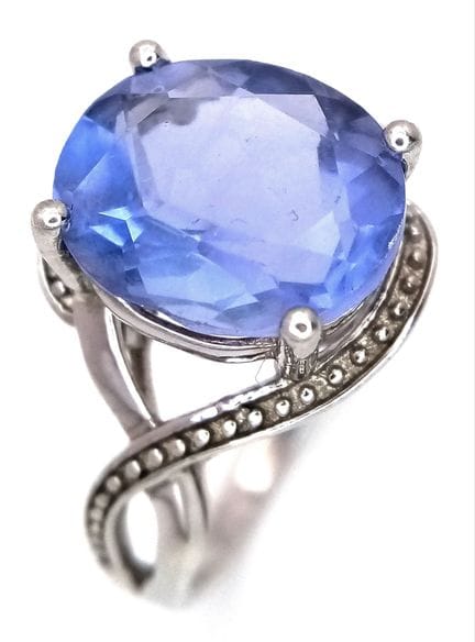 Un elegante anello solitario in argento sterling c