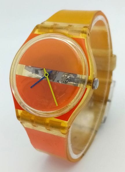 Eine Swatch-Uhr mit orangefarbenem Zifferblatt und