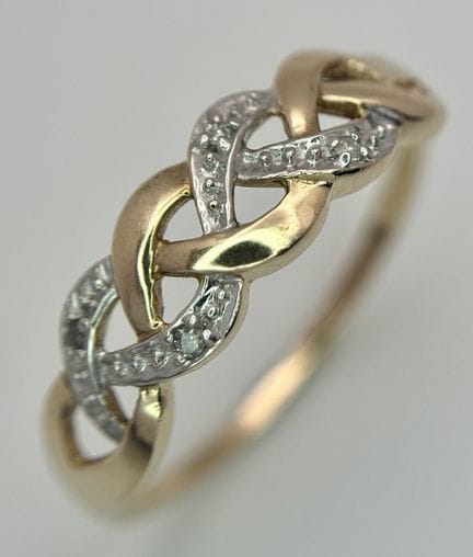 Ein Ring aus 9-karätigem Gelbgold mit Diamanten im