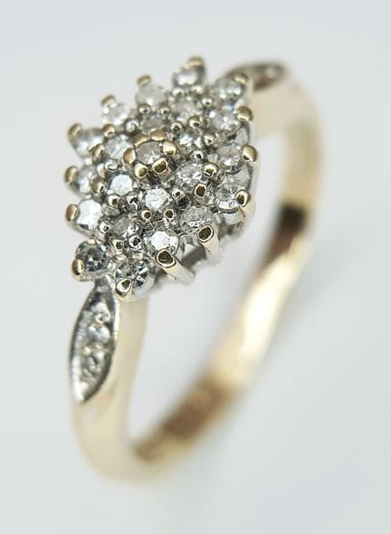 Ein Ring aus 9-karätigem Gelbgold mit Diamantbesat