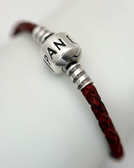 Ein Pandora-Armband aus 925er Sterlingsilber und g
