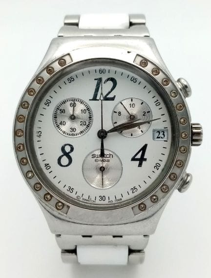 Eine Swatch „Irony Chrono“ in der Farbe „Dreamwhit
