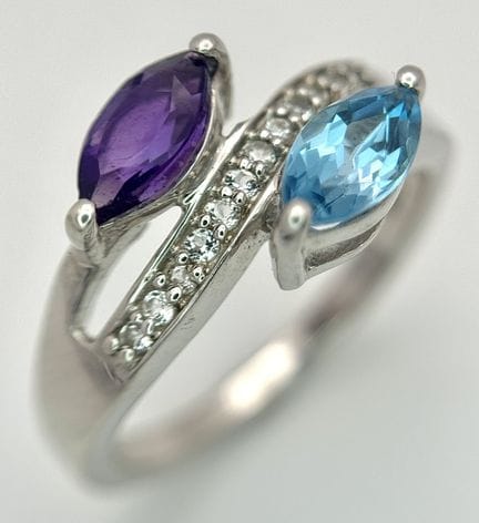 Un elegante anello in argento sterling con topazio