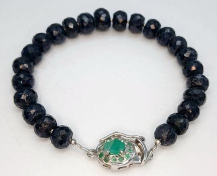 Ein Armband aus blauen Saphir-Rondellen mit einem 