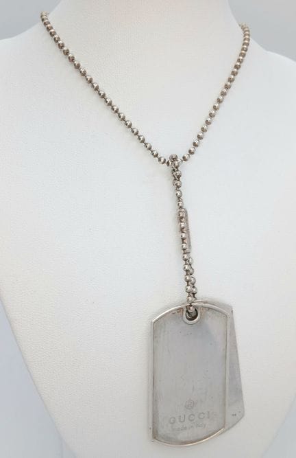 Una collana Gucci in argento sterling con ciondoli