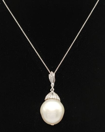 Collana con ciondolo in oro bianco 18 carati con p