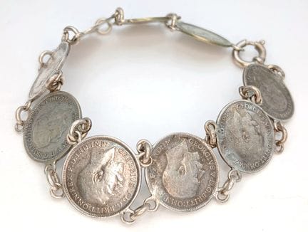 Ein Silberarmband aus „Three Pence“-Münzen. Meist 
