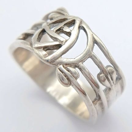 Ein Vintage-Ring aus Sterlingsilber im schottische
