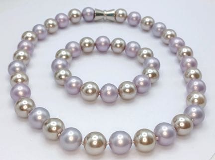 Un magnifique ensemble de bijoux composé d'un coll