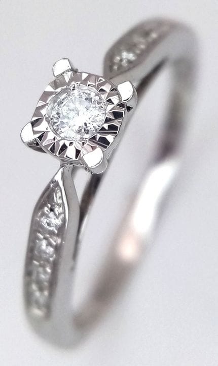 ANELLO IN ORO BIANCO 9K CON DIAMANTI INCASTONATI. 