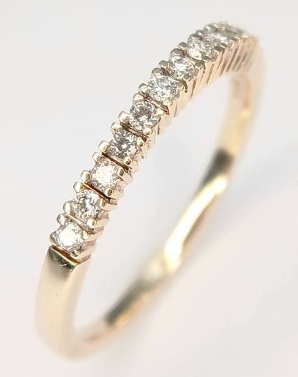 Ein Halb-Eternity-Ring aus 9 Karat Gelbgold, mit D