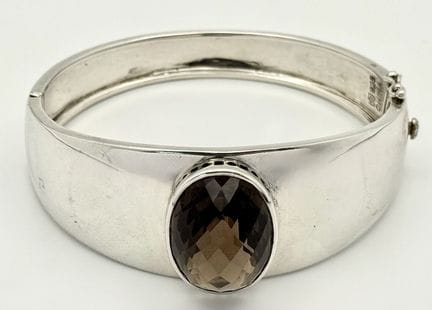Un bracelet rigide en argent 925 et quartz fumé. D