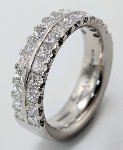 Ein zweireihiger Diamantring aus 950er Platin. Dia