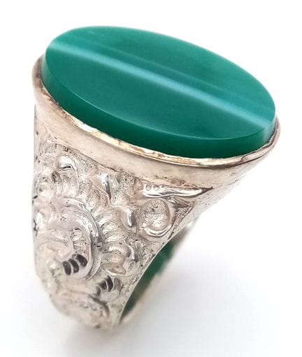Ein verspielter Vintage-Ring aus Silber und grünem