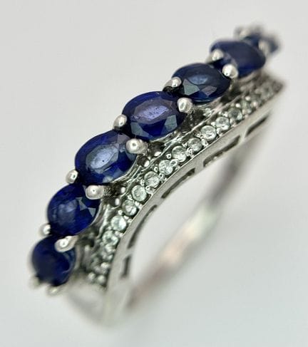 Un affascinante anello in argento sterling con zaf