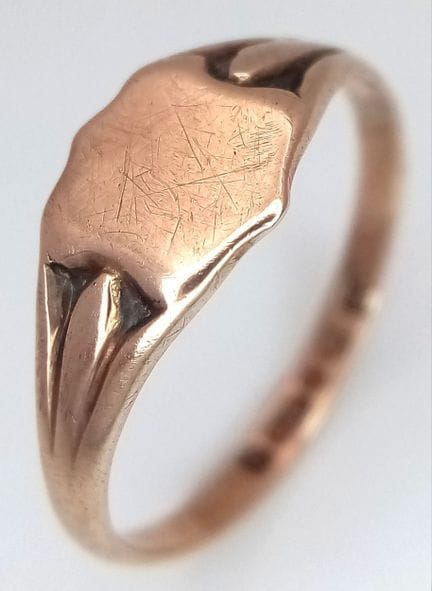 Bague-sceau en or jaune 9 carats, 1,4 g, taille L.