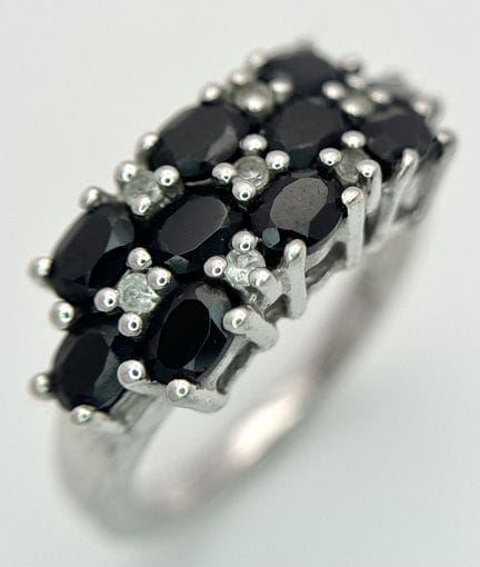 Ein stilvoller Ring aus Sterlingsilber mit schwarz