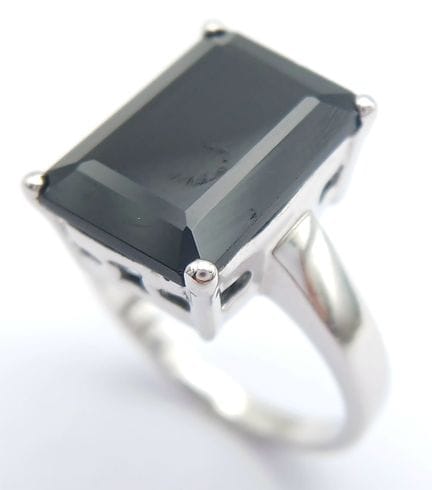 Ein stilvoller Ring aus Sterlingsilber mit schwarz