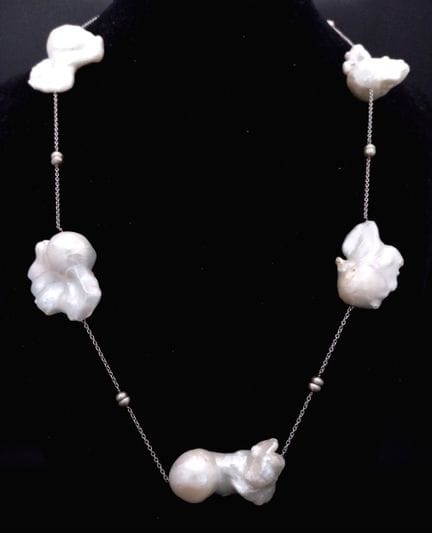 Collana con perle barocche in oro bianco 18 carati