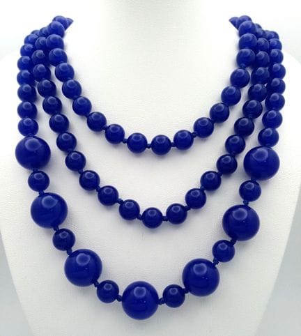 Eine dunkelblaue Jade-Halskette in Seillänge. Perl