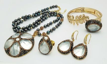 Ein wunderschönes, vergoldetes Schmuckset aus Edel