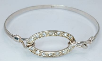 Un affascinante bracciale ovale in argento sterlin