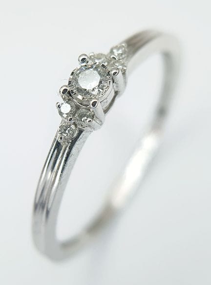 Bague en or blanc 9 carats sertie de 7 diamants, p