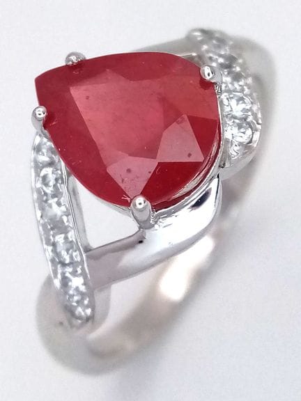 Une ravissante bague en argent sterling sertie d'u