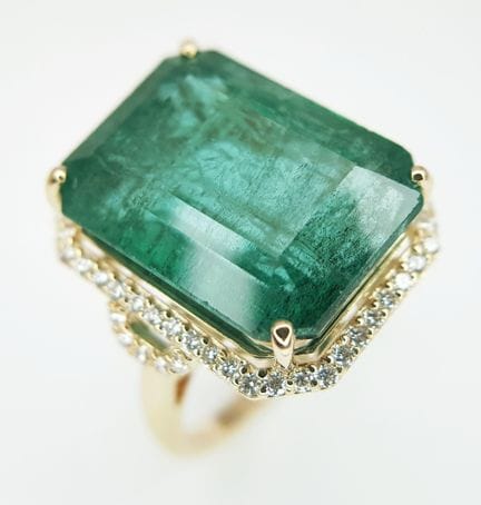 Uno splendido anello in oro giallo 18 carati con s