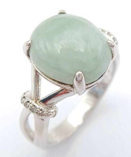 Une bague élégante en argent massif, ornée d'un ca